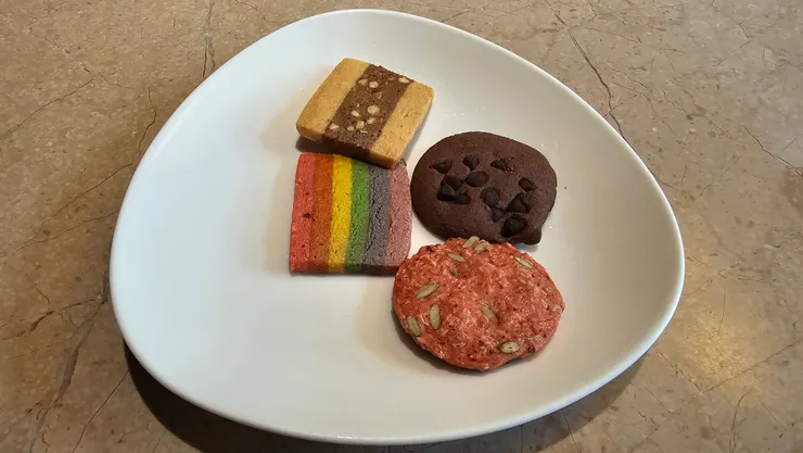 儒儒很喜歡那個彩虹手工餅乾!