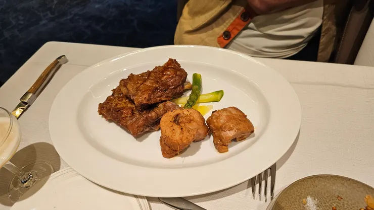 這是老爸點的豬肋排!