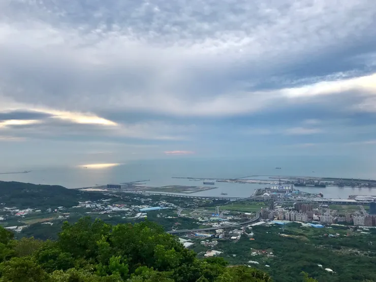 步道盡頭觀景台一覽台北港、八里、淡水漁人碼頭、林口新市鎮，但今天夕陽不想見人