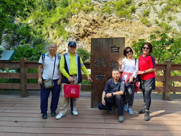 【3/23活潑5人團在白楊瀑布前，應是請路人甲攝。】