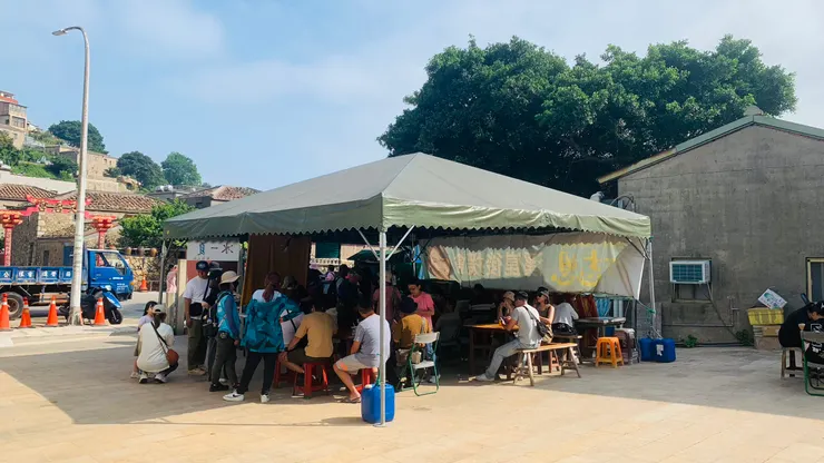 不起眼的小攤子卻擠滿了許多人。