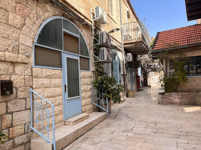 上了階梯後就一路平坦,左邊是民宿