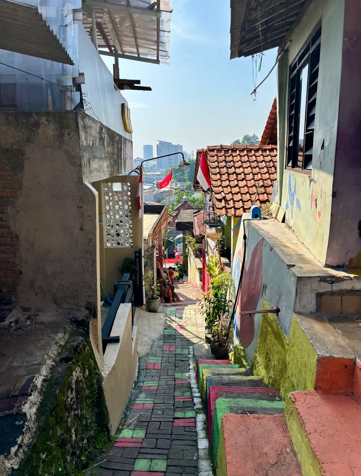 2025 年,彩虹村空蕩蕩的巷弄再次回歸平靜