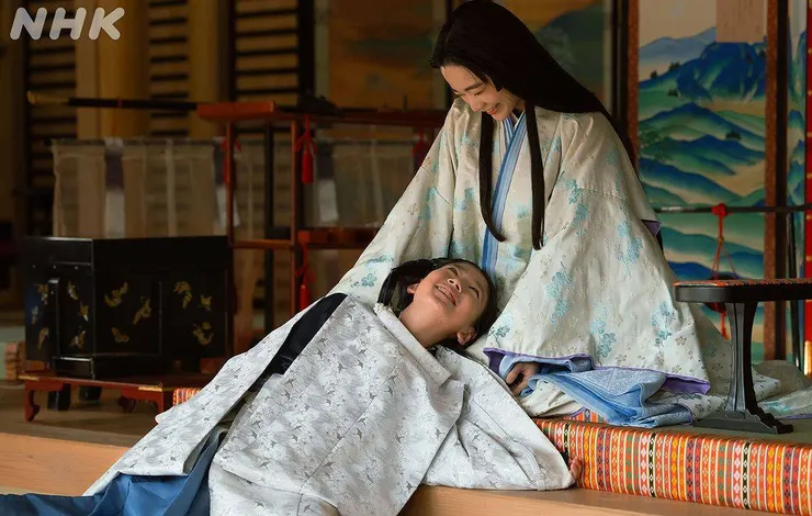 和敦康親暱玩耍的彰子