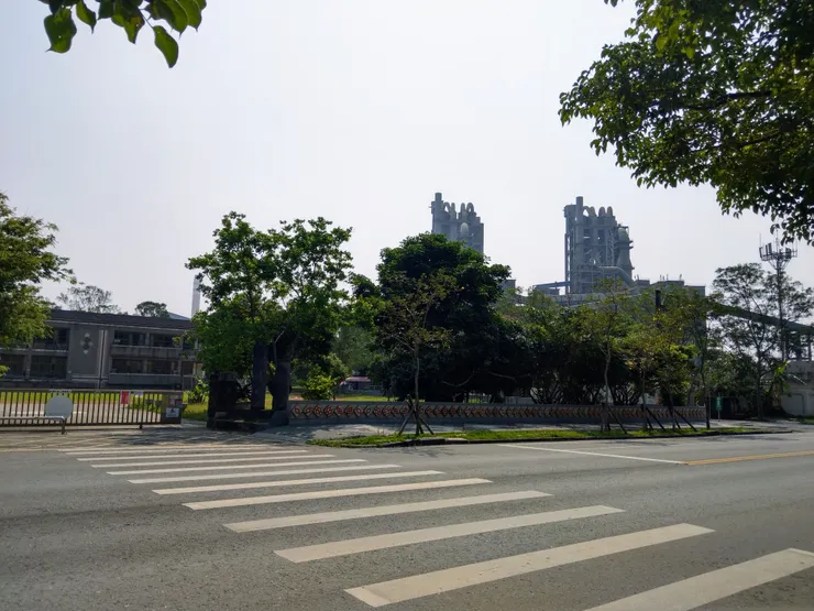 馬路對面是和平國小，其後方為不遠處即為台泥和平廠。花蓮秀林。