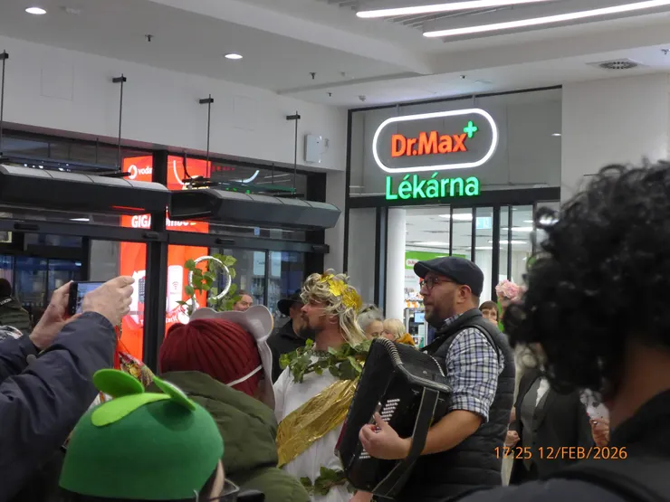 突然停在商場正中心來個大合唱