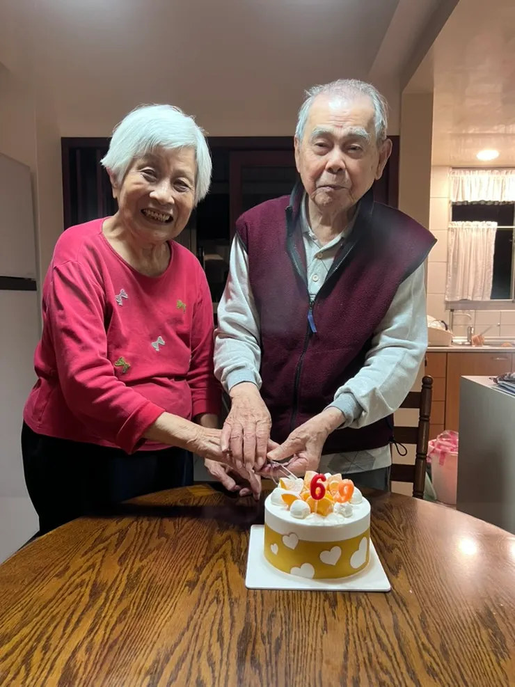 這是幾天前爸媽慶祝結婚六十九週年的照片，生活美滿才會有這麼開心的笑容吧？