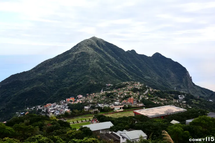 步道上可以展望九份與基隆山，下方就是欽賢國中