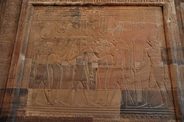 康翁波神廟裡獵鷹頭的荷魯斯與鱷魚頭的索貝克神互相饋，象徵荷魯斯與索貝克的結合