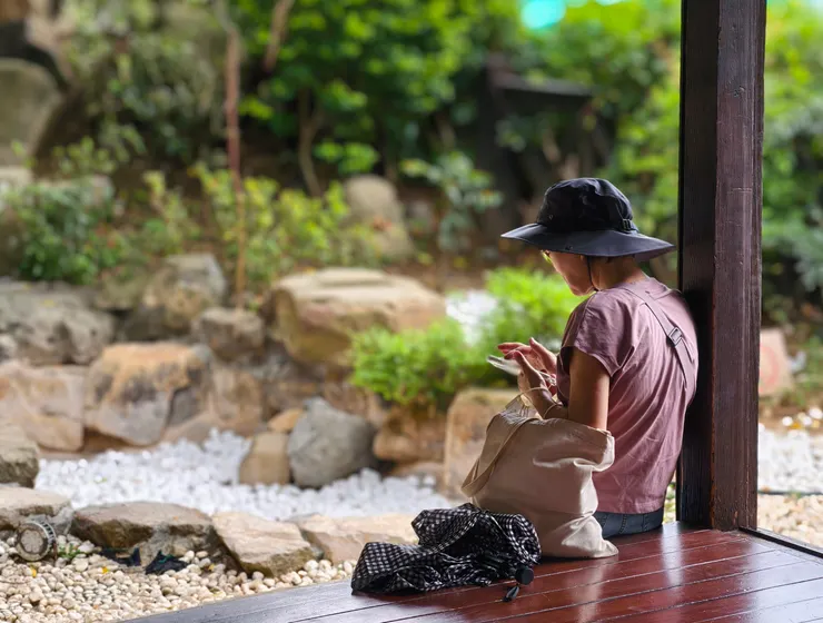 早晨的獨行訪客，默默地坐在前緣側，享受美好寧靜的時光，離去前我們聊了一會兒。