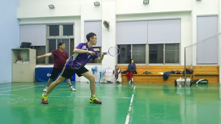 育鼎從小打羽球，他笑說現在動腦比較簡單，動手跟腳愈來愈難 😂