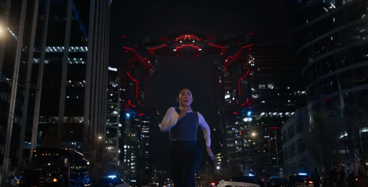 現實與創界交錯,拼命逃亡只為求生,畫面好看卻缺乏邏輯。