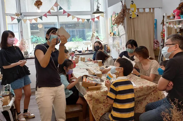 肯妮在工作坊帶大家一起手作紙盒商店