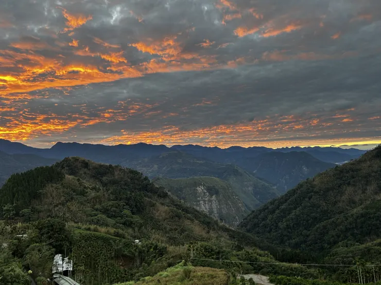 日初火燒雲景色