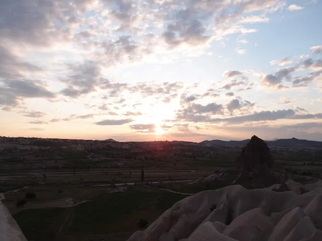 在土耳其的日子天氣都不甚好，在一處岩石上等待日落。