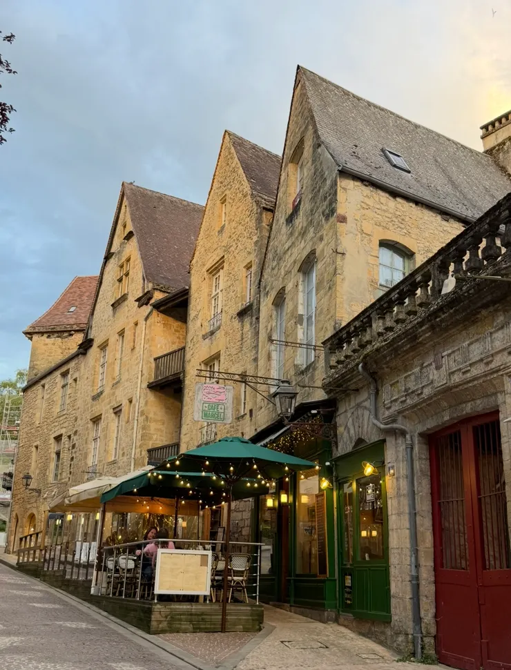 民宿樓下的餐廳，每天望個幾眼，已經是記憶中的一部分了