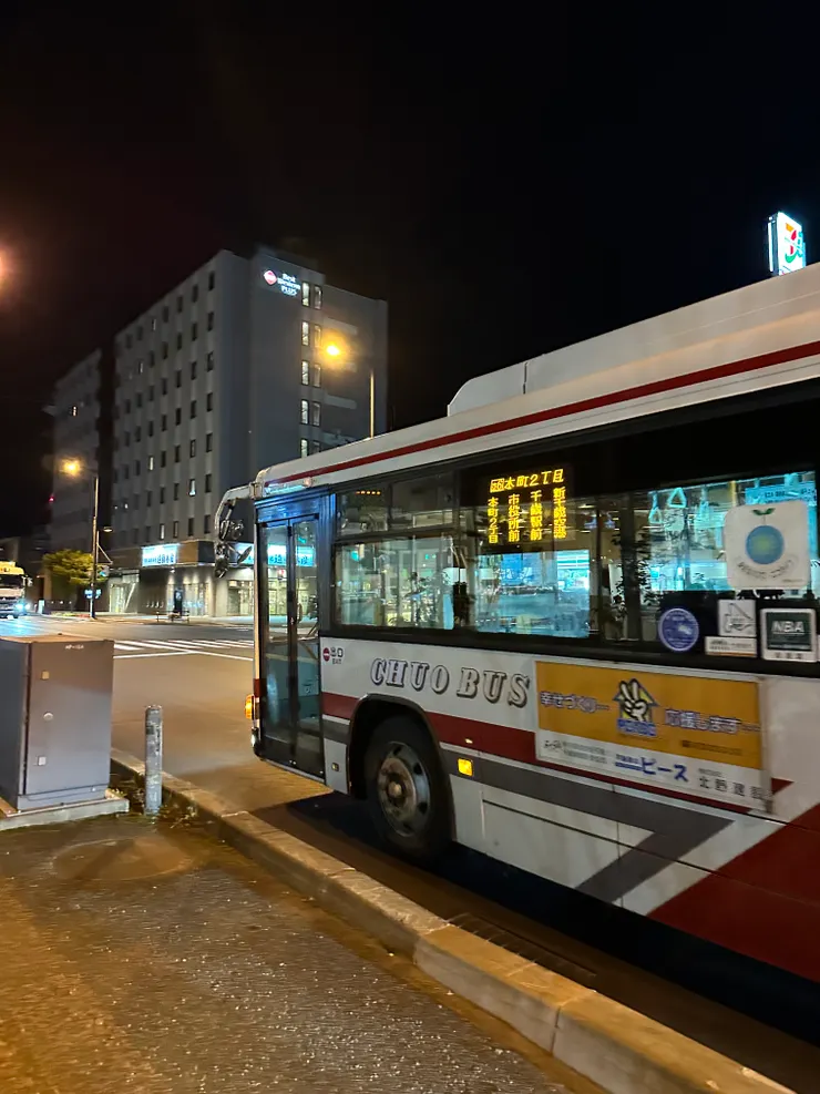 搭乘中央巴士"空六",下車後過個街就到飯店
