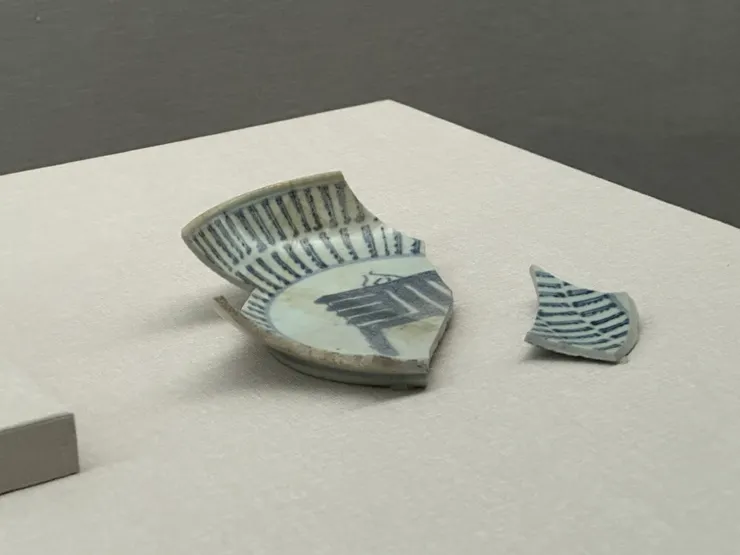 白獅號沉船出水的青花瓷片，民窯作品，旁邊還真是⋯⋯隨意