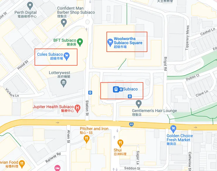 公車站就在超市旁邊,很方便。