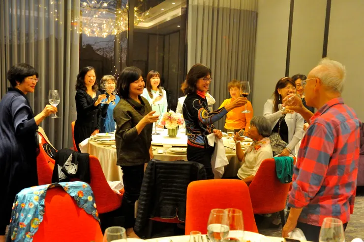 【極品饗宴男女來客都盛裝 主人但求盡歡不怕費多錢！大家向主人阿敦致意。】