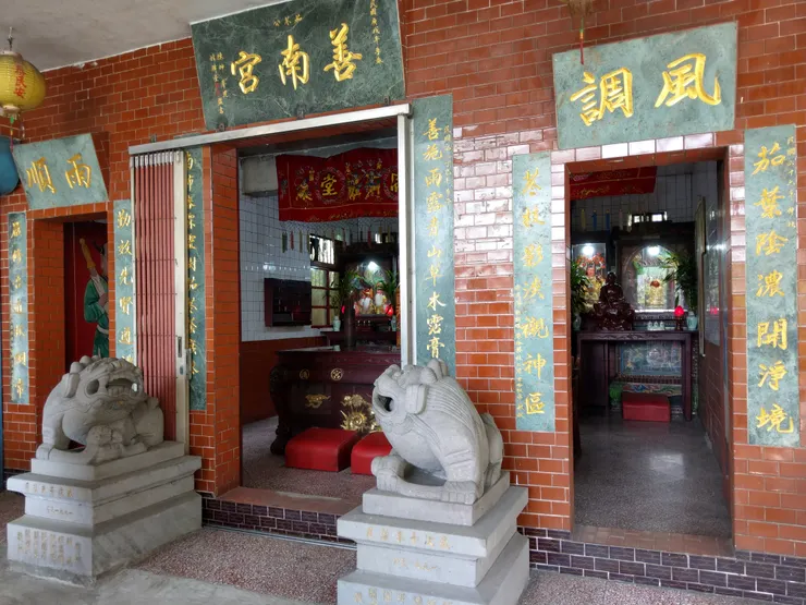 善南宮前方有兩隻張嘴的石獅子