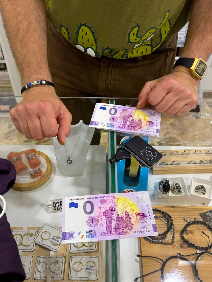 挨家挨戶終於買到Maggie要的O歐紀念鈔～