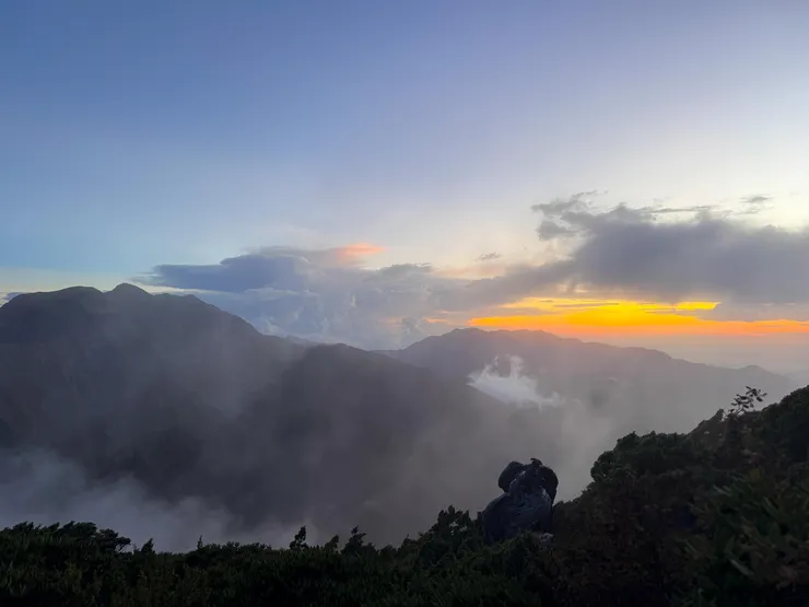 快到雪山北峰時，天色己暗，為了安全決定放棄，留待下次再來～