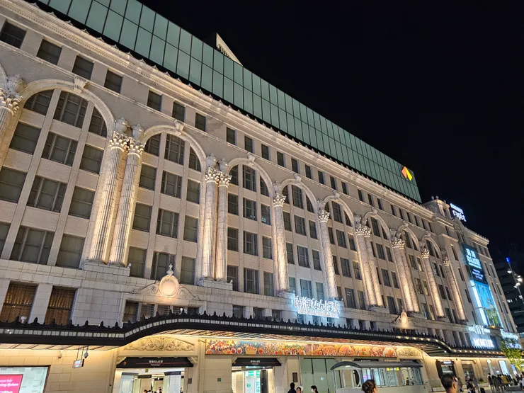 南海電鐵-難波站，連接著大阪高島屋，外觀非常美