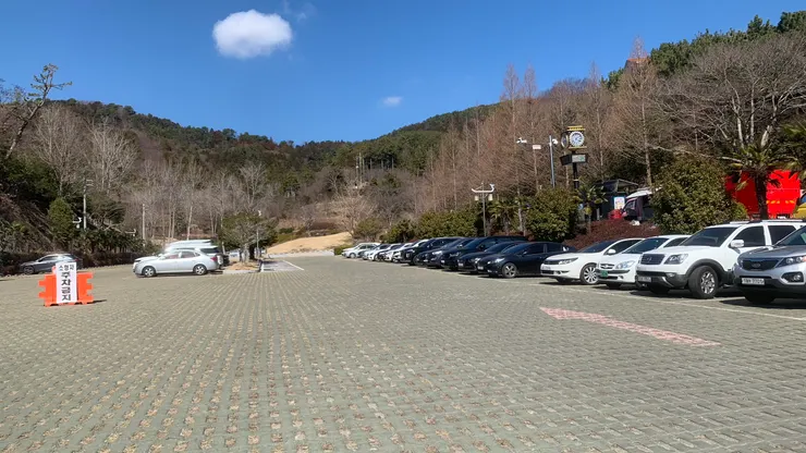 公園要「越過山丘」，統一在停車場先下車。