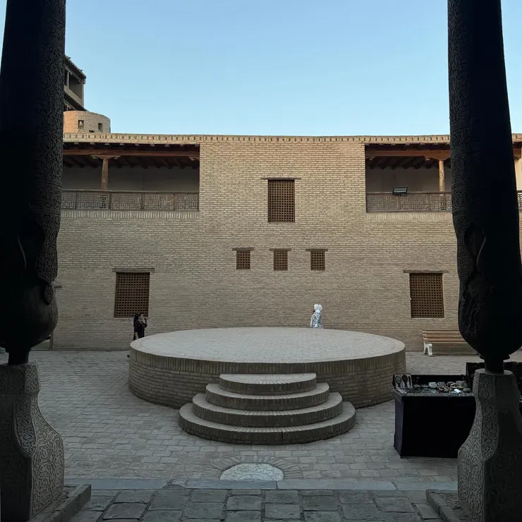 統治者爾偶懷念住氈房的感覺,故圓形平台為放置皇家氈房的地方