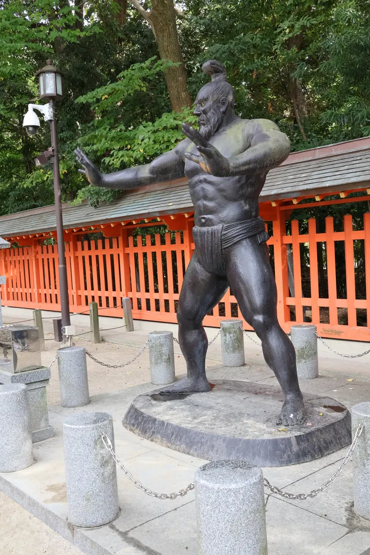 手掌被摸到閃閃發亮的古代相撲力士雕像