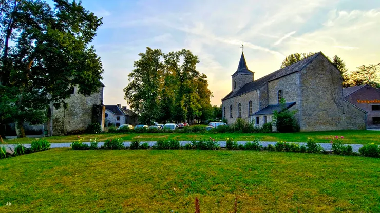【晚餐後在城堡區漫步，有尖頂的建築是教堂，仍供當地居民使用中，最右邊Bhaktivedanta書局(圖書館)，陳列的都是有關奉愛瑜伽的書。】