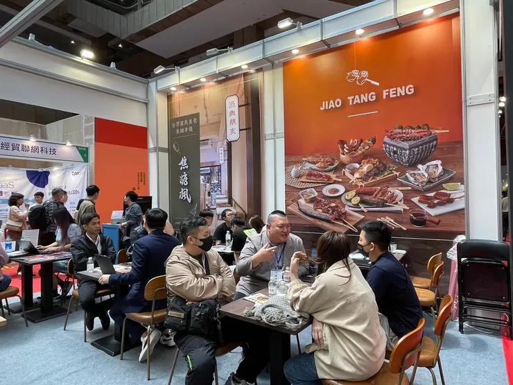 圖說：焦糖楓時尚明亮的裝潢，及現場香氣四溢的串燒，吸引許多有意加盟的民眾前來洽詢。（資料來源：焦糖楓）