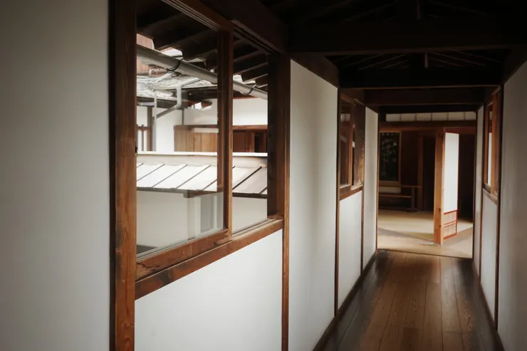 很美的小走廊，開窗地方的設計也很可愛，簡單溫暖的色調