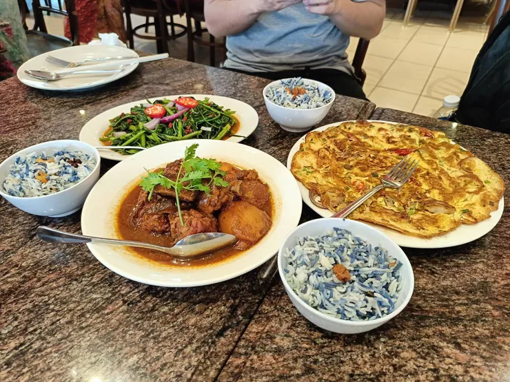 在餐廳人員推薦之後,我們點了娘惹小金杯、仁當雞肉、蝦醬蛋煎、炒青菜和藍花飯。