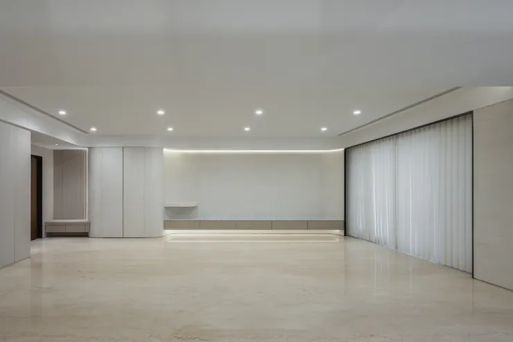 ▲藝瓦空間設計<晶硯>，大範圍淺色調噴漆電視牆，營造極簡且寬敞的視覺效果