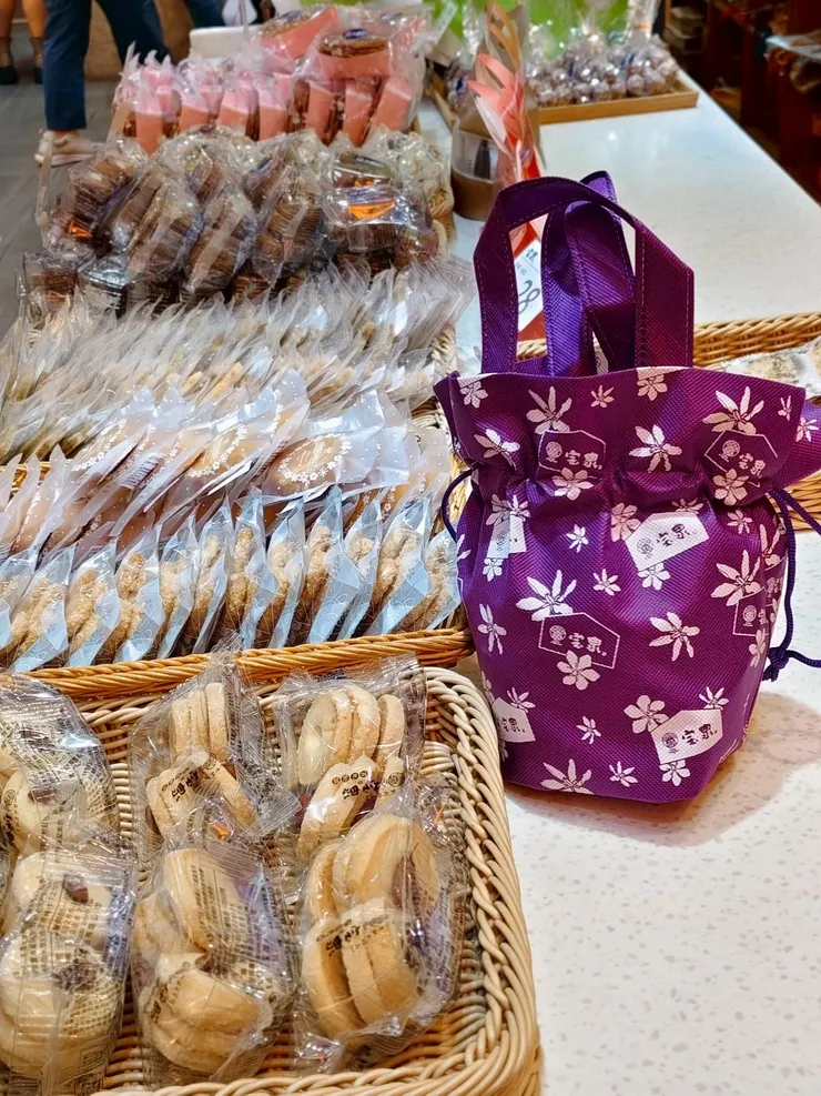 ▲宝泉門市現場還有買餅送福袋活動，現場組裝也可以搭配小西點餅乾等等