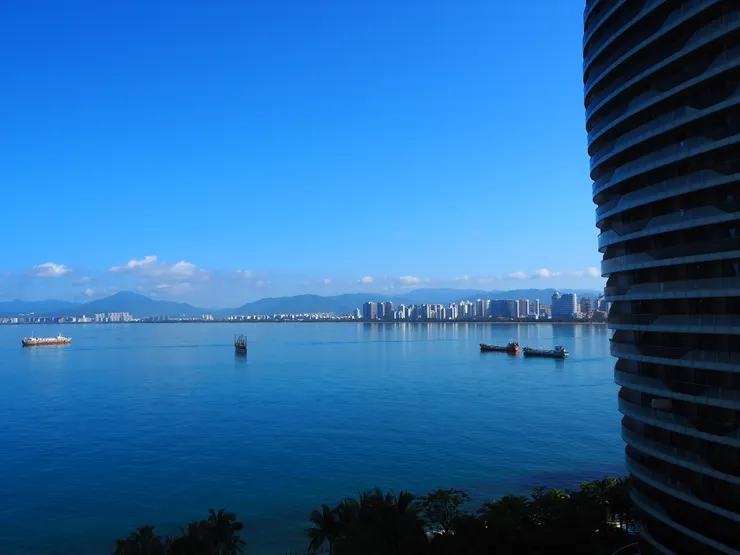 酒店遠眺三亞市區。