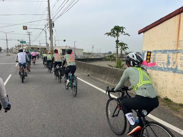 與眾多騎友們匯流