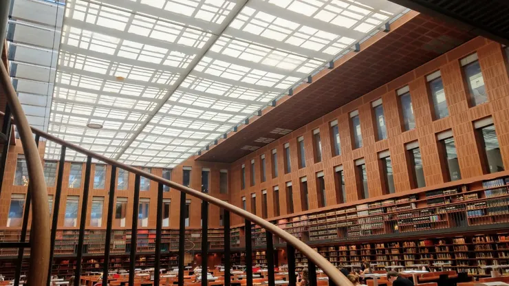 下挖式的圖書館，從一樓進去，地下兩層地上三層。