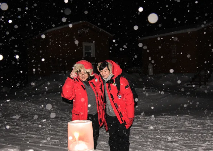 水秀和小導遊 Young 在回木屋路上合影，看雪下的多​大