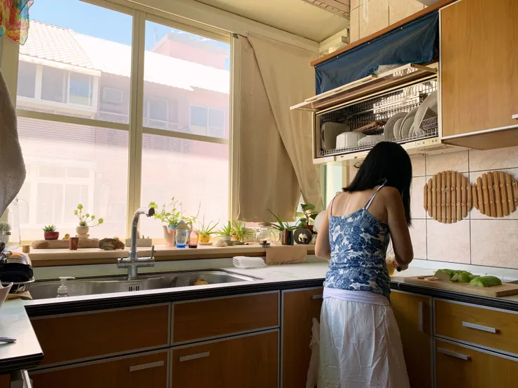 把廚房與陽台之間的牆打掉，讓家裡變得既通風又明亮，華陵把這裡取名為「陽光廚房」，很享受在這裡做菜的時光。