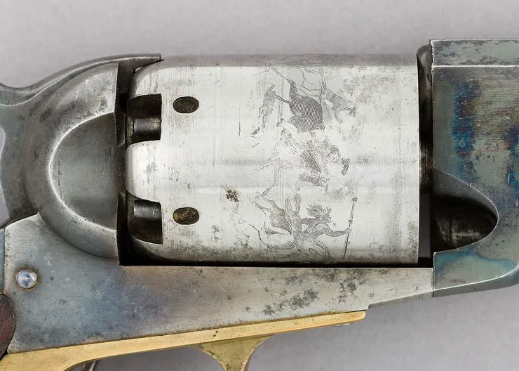 編號1017左輪手槍的圓筒,由大都會藝術館收藏;可以看到沃特曼·奧姆斯比雕刻的戰鬥場景