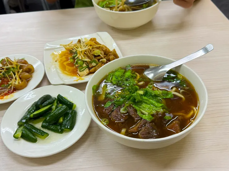 哥哥說肚子餓，於是到暖暖吃大俠牛肉麵～中藥湯頭很好吃哦！😋