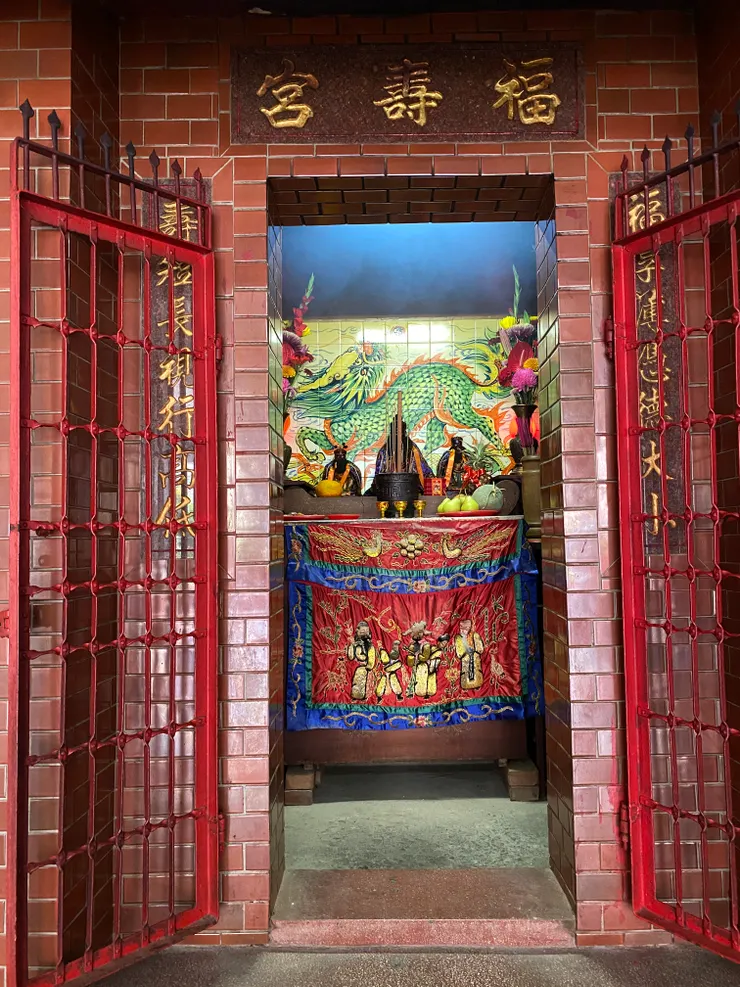 第三代的土地公祠安奉在一樓