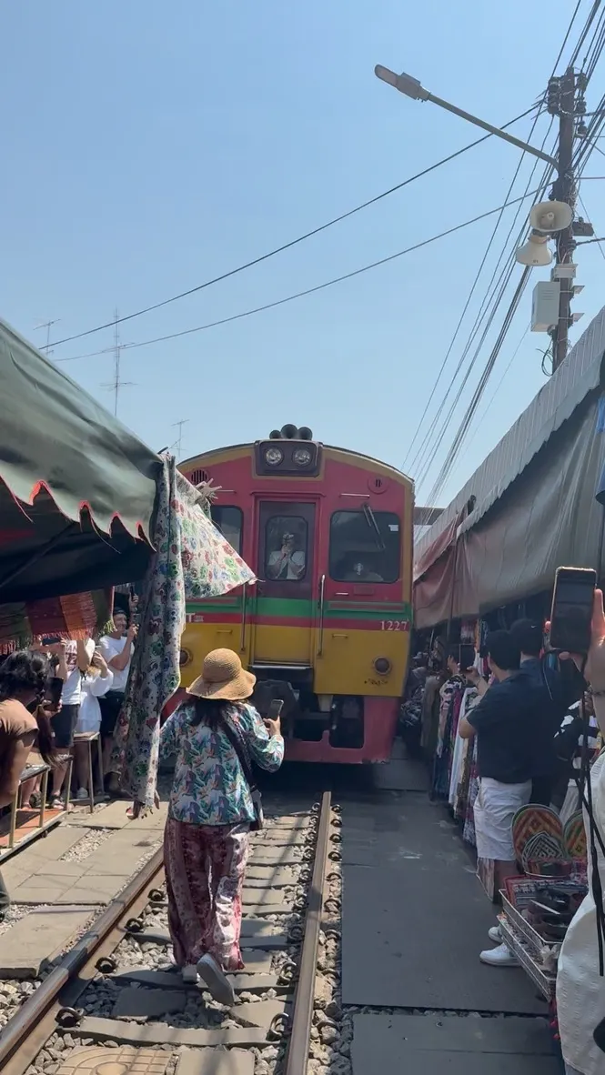 前方阿嬤正在追逐即將離開的火車