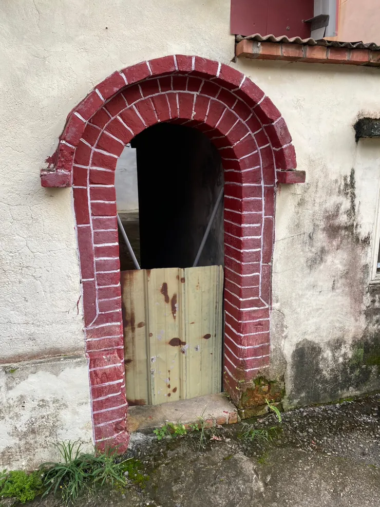 小門讓人們出門要低頭，在外低調不要隨意和人吵架