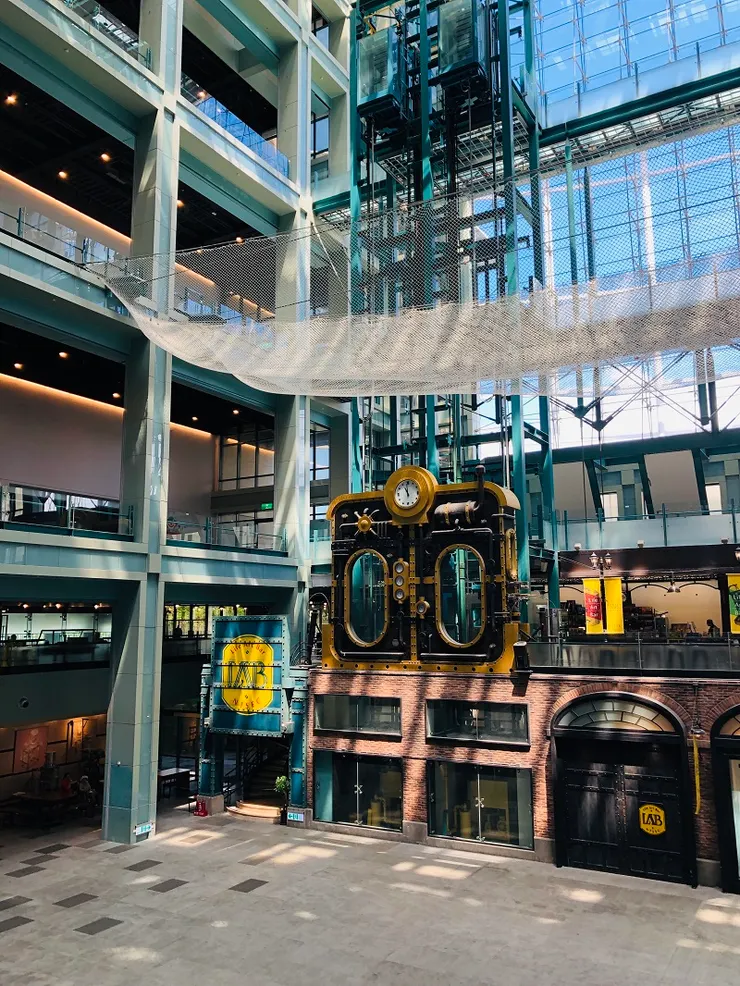 1樓大廳，有種科技感和異國風情。