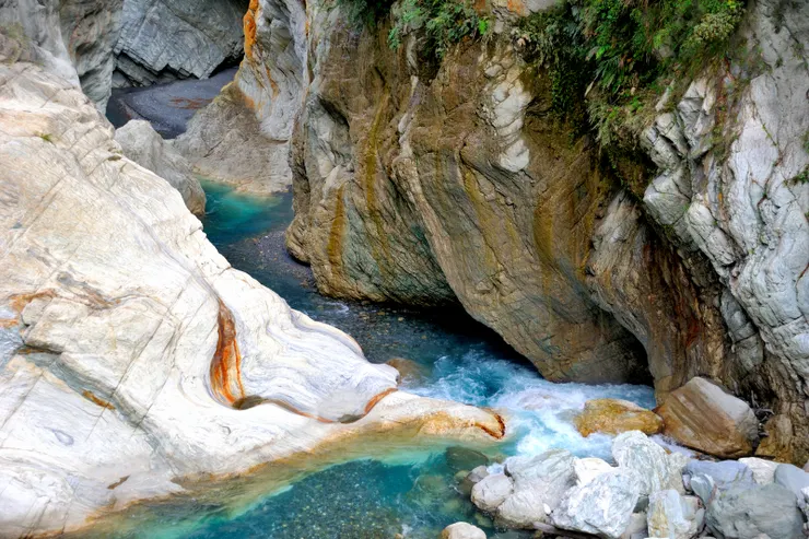 【溪水東流匯經布洛灣砂卡礑 谷底潺湲傳承一脈青碧耀眼】