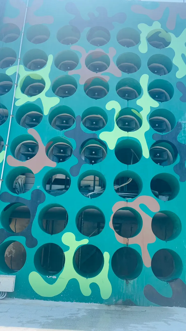 即使過了數十年，播音牆看起來仍舊相當壯觀。